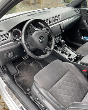 Skoda Superb cena 77000 przebieg: 209554, rok produkcji 2017 z Gdynia małe 29